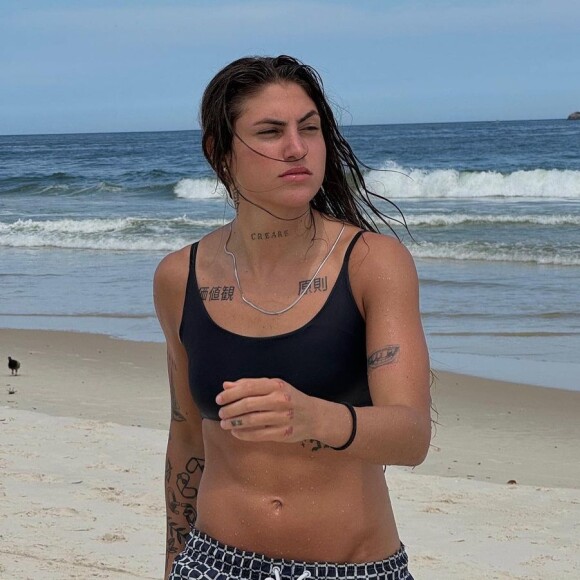 Mia Carvalho não dispensa fotos de biquíni nas redes sociais, mas detalhe chama atenção