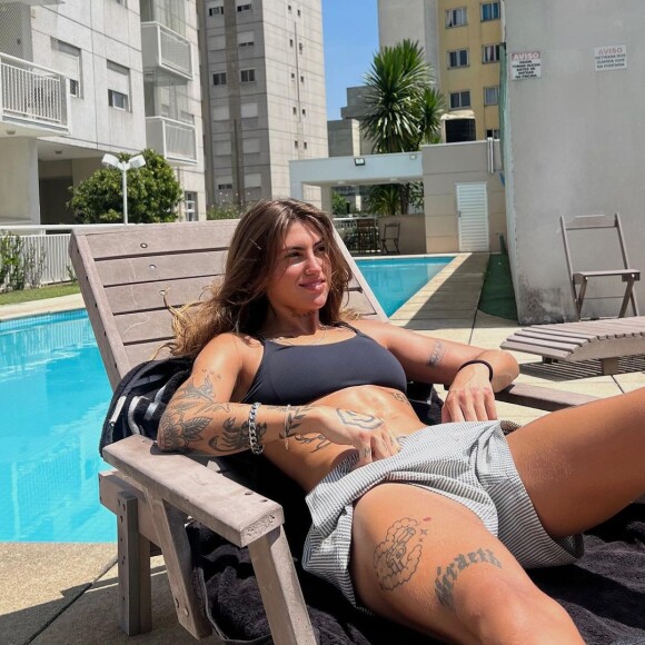 Mia Carvalho, affair confirmada de Yasmin Brunet, faz muito sucesso nas redes sociais