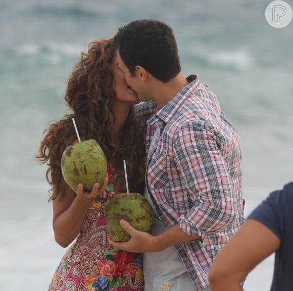 Camila Pitanga e Gabriel Braga Nunes gravaram cenas de beijo na novela 'Babilônia', que estreia em março de 2015, em uma praia do Rio de Janeiro