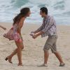 Camila Pitanga gravou cenas da novela 'Babilônia' com o ator Gabriel Braga Nunes na praia da Reserva, Zona Oeste do Rio de Janeiro, na tarde desta quinta-feira, 22 de janeiro de 2015
