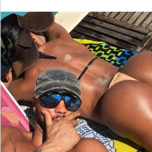 Belo chocado enquanto Gracyanne Barbosa pega um sol deitada de costas também é uma das fotos mais icônicas do ex-casal
