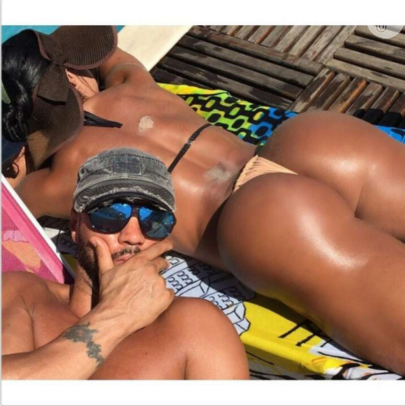 Belo chocado enquanto Gracyanne Barbosa pega um sol deitada de costas também é uma das fotos mais icônicas do ex-casal
