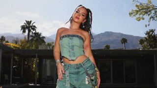 Mel Maia aposta em cintura baixa com jeans em look para Coachella e namorado tieta: 'Meu Deus, que linda'