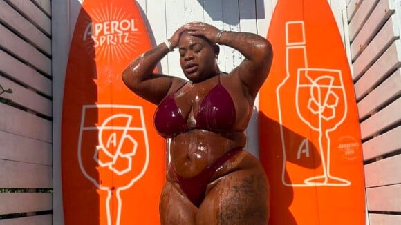 Jojo Todynho, de biquíni fio-dental na praia, esbanja sensualidade em ducha e leva web à loucura: 'Chocolate derretendo'