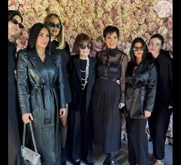Kylie Jenner usou um moletom preto ao lado da família, que estava superproduzida, para um velório