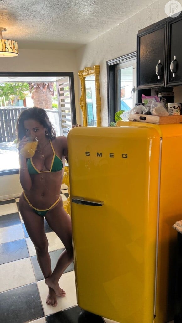 Anitta posou com suco cítrico e geladeira amarelos