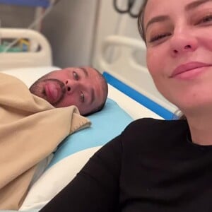 Paolla Oliveira acompanha Diogo Nogueira no hospital em imagens publicadas pela atriz