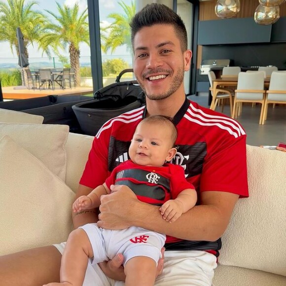 Arthur Aguiar agora é pai de Gabriel, de apenas 3 meses de vida