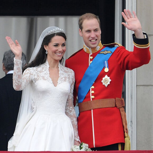 As rendas no vestido de noiva de Kate Middleton foram feitas à mão