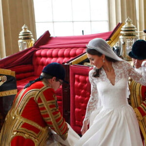 Vestido de noiva de Kate Middleton tinha um 'algo azul' escondido