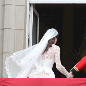 Vestido de noiva de Kate Middleton possui rendas delicadas feitas à mão