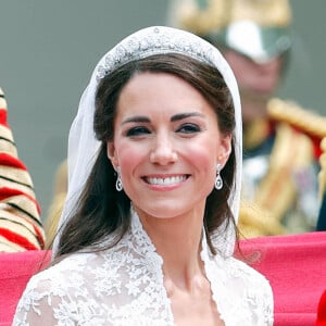 Tiara usada por Kate Middleton no casamento real foi o 'algo emprestado' da Rainha Elizabeth