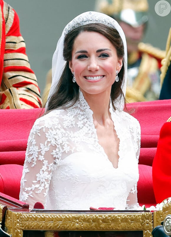 Tiara usada por Kate Middleton no casamento real foi o 'algo emprestado' da Rainha Elizabeth