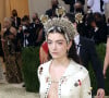 Met Gala: em 2021, Lorde apareceu sem sutiã e quase mostrou demais diversas vezes com um blazer aberto