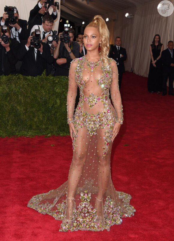 2015 foi o ano da ousadia no Met Gala: Beyoncé apareceu toda transparente com um vestido coladinho