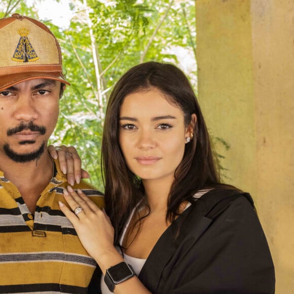 A relação de Eliana (Sophie Charlotte) e Damião (Xamã) está cada vez mais exposta no vilarejo