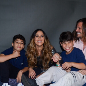 Wanessa Camargo recebeu Dado Dolabella, os filhos dela e a filha dele em camarim de show
