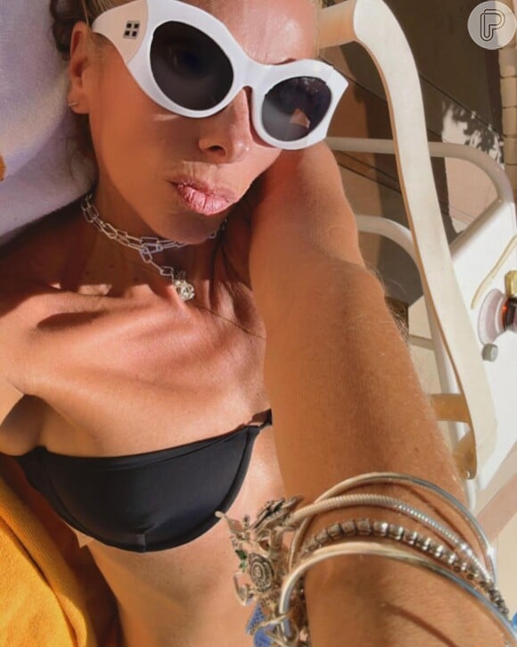 Adriane Galisteu compartilhou novas fotos curtindo a piscina de um resort 5 estrelas em LA