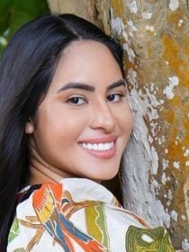 Isabelle Nogueira, ex-BBB 24, surge sem maquiagem em nova foto, mas pé vira centro das atenções: 'Bonita da canela pra cima'