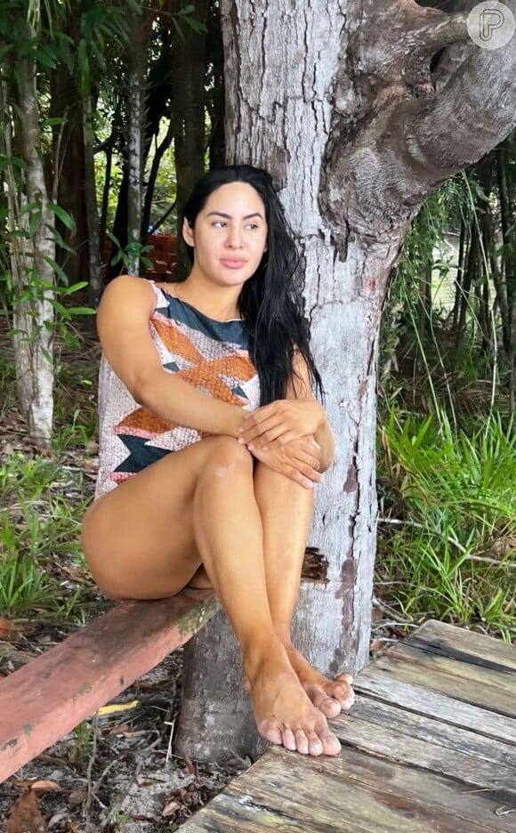 Isabelle Nogueira viralizou nas redes sociais após aparecer sem maquiagem e com os pés destacados em uma foto