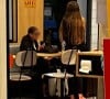 Mulher que vive no McDonald's do Leblon diz que hánito é comum entre europeus
