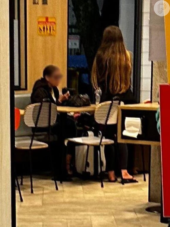 Mulher que vive no McDonald's do Leblon diz que hánito é comum entre europeus