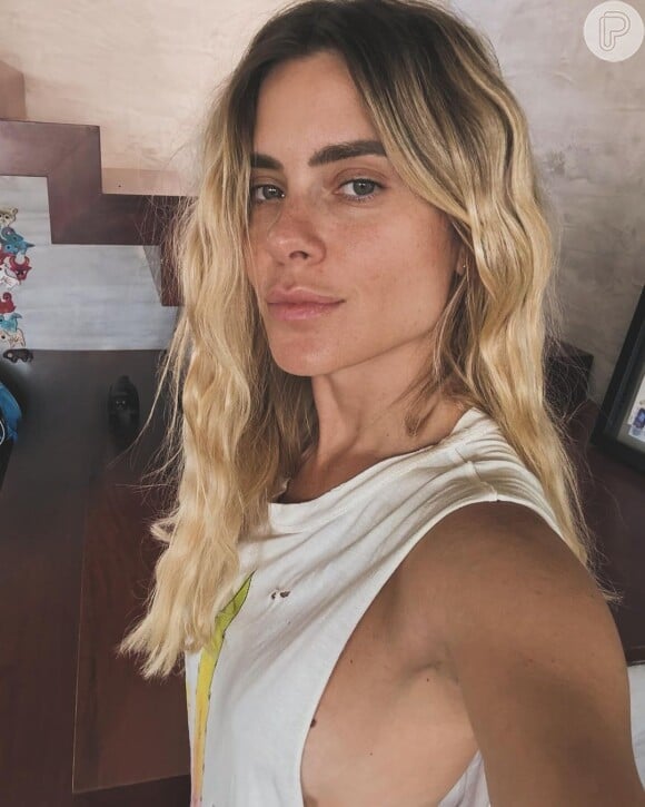 Carolina Dieckmann publicou um vídeo repleto de fotos ao lado do marido, que pouco aparece em suas redes sociais