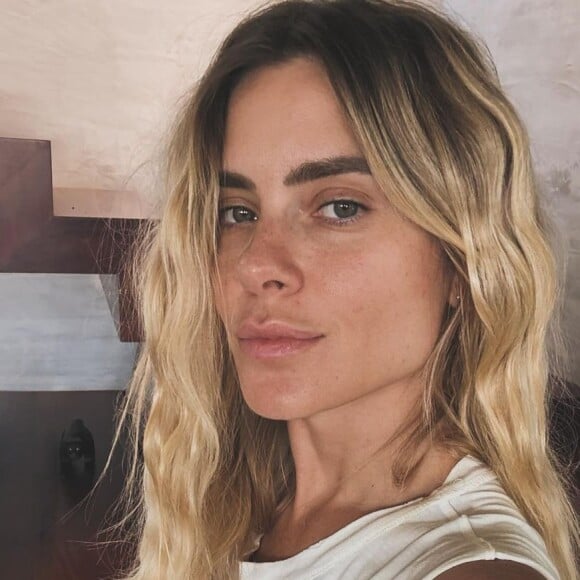 Carolina Dieckmann publicou um vídeo repleto de fotos ao lado do marido, que pouco aparece em suas redes sociais