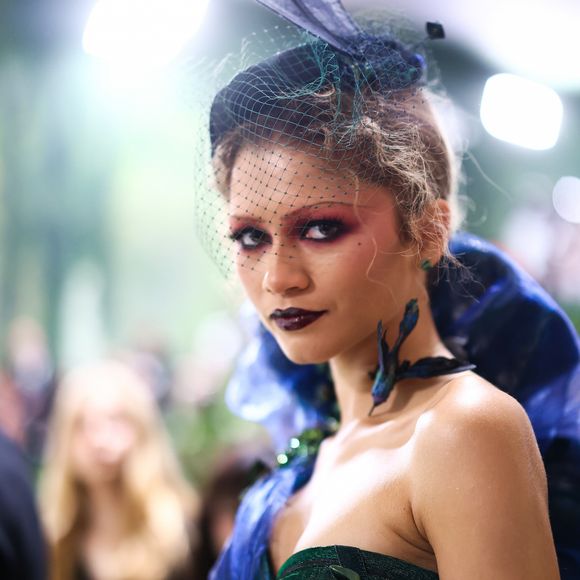 Zendaya é uma das coanfitriãs do evento, ao lado de Jennifer Lopez, Chris Hemsworth e Bad Bunny