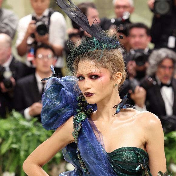 Zendaya foi maquiada por Pat McGrath, que seguiu os mesmos elementos do visual original.