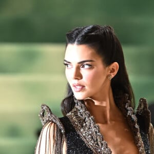 Look de Kendall Jenner no Met Gala 2024 é comparado com o de Bruna Marquezine na novela 'Deus Salve o Rei'