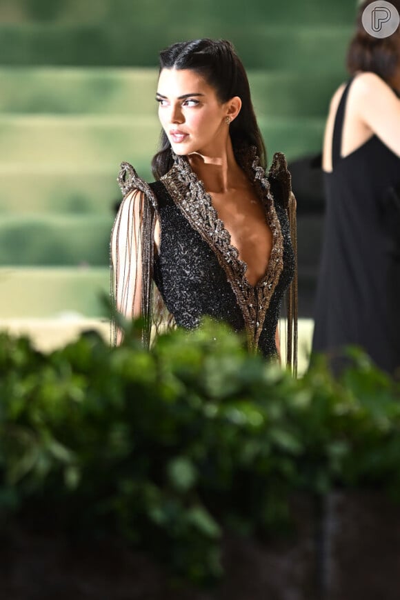 Look de Kendall Jenner no Met Gala 2024 é comparado com o de Bruna Marquezine na novela 'Deus Salve o Rei'