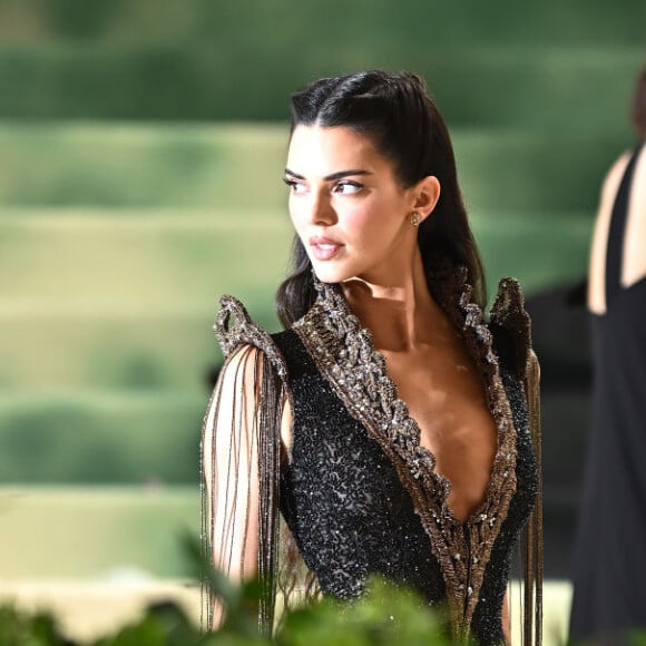 Look de Kendall Jenner no Met Gala 2024 é comparado com o de Bruna Marquezine na novela 'Deus Salve o Rei'