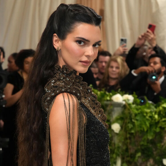 Internautas brincam que Kendall Jenner estava igualzinha a personagem Catarina, de Bruna Marquezine em 'Deus Salve o Rei', durante o Met Gala 2024