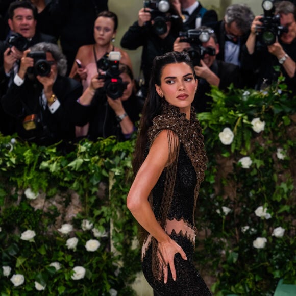 Look de Kendall Jenner no Met Gala 2024 conta com 10 mil miçangas