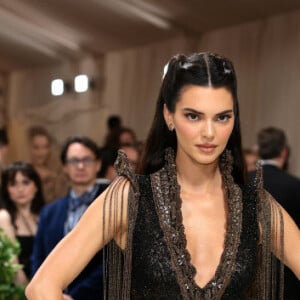 Kendall Jenner foi comparada com Catarina, personagem de Bruna Marquezine em 'Deus Salve o Rei', durante o Met Gala 2024