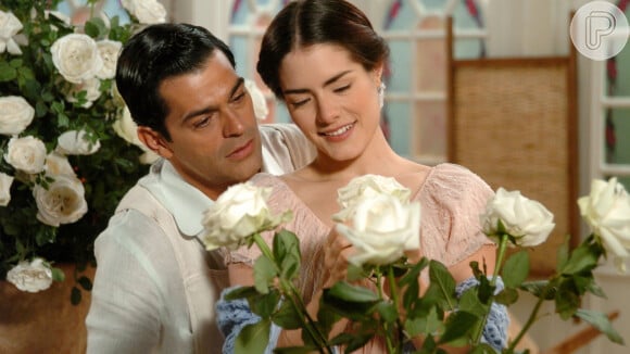 Rafael (Eduardo Moscovis) e Luna (Liliana Castro) fazem juras de amor no início da novela Alma Gêmea