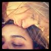 Preta Gil posta foto ganhando beijo de Carolina Dieckmann