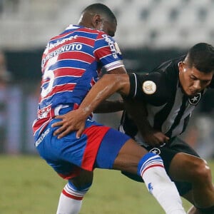 Globo mostra ao vivo Fortaleza x Botafogo pela 6ª rodada do Campeonato Brasileiro em 12 de maio de 2024 - foto de 2022 mostra confronto entre os clubes