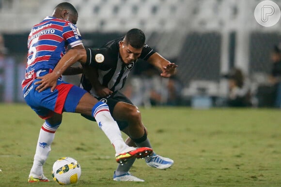 Globo mostra ao vivo Fortaleza x Botafogo pela 6ª rodada do Campeonato Brasileiro em 12 de maio de 2024 - foto de 2022 mostra confronto entre os clubes