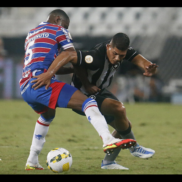 Globo mostra ao vivo Fortaleza x Botafogo pela 6ª rodada do Campeonato Brasileiro em 12 de maio de 2024 - foto de 2022 mostra confronto entre os clubes