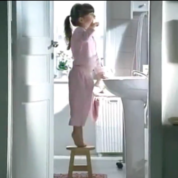 Ao lado de Reynaldo Gianecchini, a garotinha apareceu levantando os pezinhos para escovar seus dentes