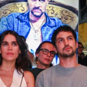 Gabriel Leone, protagonista de 'Dom', teve a companhia da namorada, Carla Salle, ao lançar a terceira temporada da série