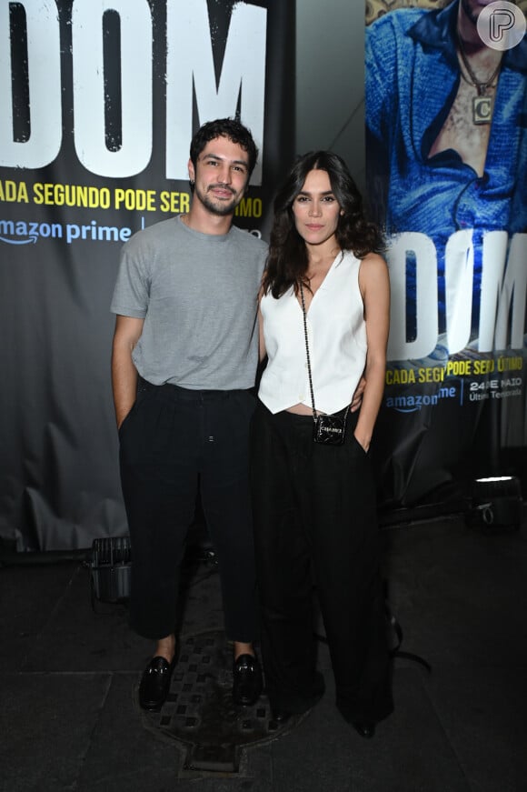 Gabriel Leone e Carla Salle estiveram no lançamento da terceira temporada da série 'Dom'