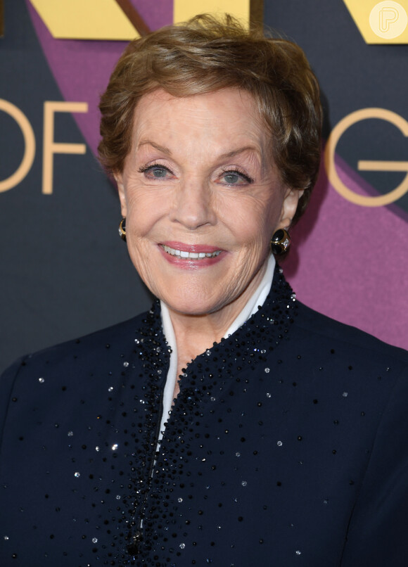 Lady Whistledown é a mais rica! Julie Andrews, narradora da série, tem um patrimônio estimado em 30 milhões de dólares (R$ 153,7 milhões), segundo o site Celebrity Net Worth