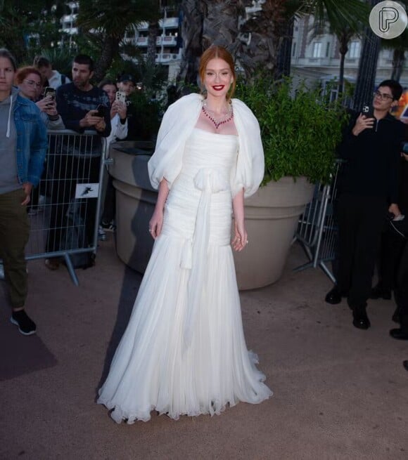 Marina Ruy Barbosa usou vestido longo branco com mangas bufantes no Festival de Cannes 2024