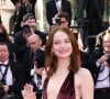 Emma Stone estava deslumbrante com vestido vinho brilhante no tapete vermelho no Festival de Cannes 2024
