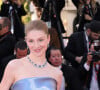 Hunter Schafer usou vestido azul diferente com saia balonê no Festival de Cannes 2024