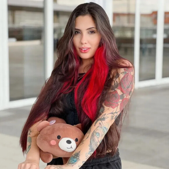 Alicia X reforça que ser bissexual ou pansexual não é um "trampolim" para ser gay, pois ambas são válidas e inteiramente completas como sexualidades