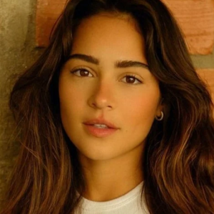 Sandra (Giullia Buscacio) percebe que Dona Patroa (Camila Morgado) está apaixonada por Rachid (Almir Sater) na novela Renascer